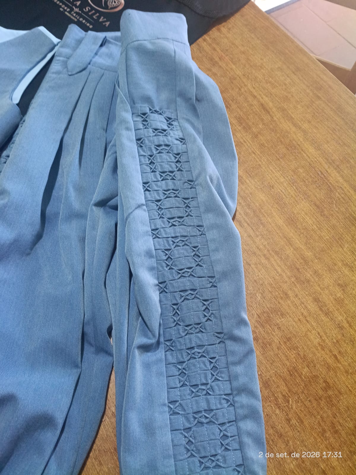 Detalhe de costura feita à mão